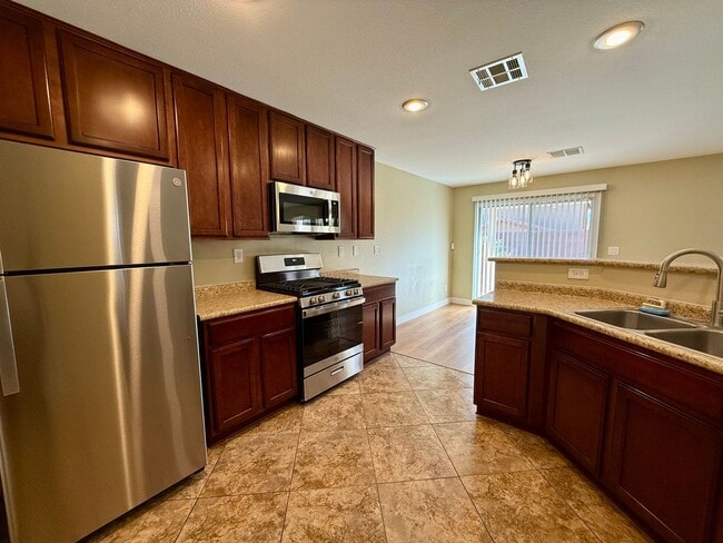 Building Photo - Charming 3/BD 2.5/BA Home with Spacious Ba...