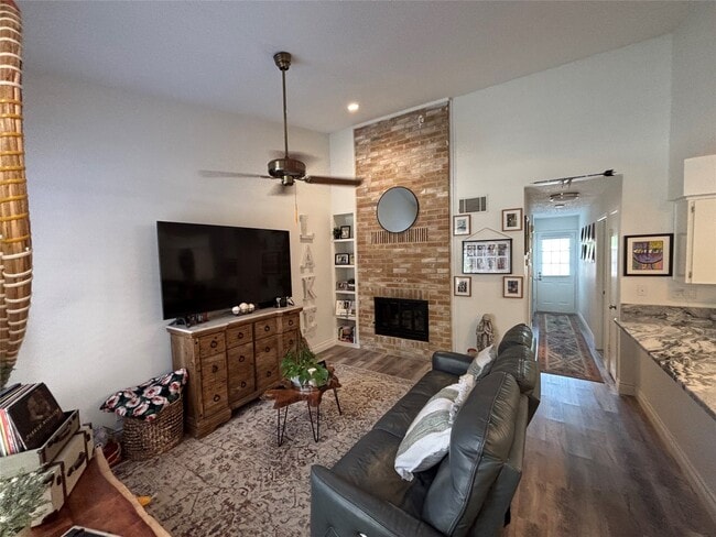 Foto del edificio - 30 Oak Villa Rd