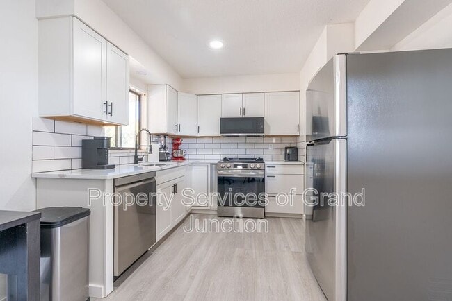 Building Photo - 3238-D 1/4 D 1/4 Rd