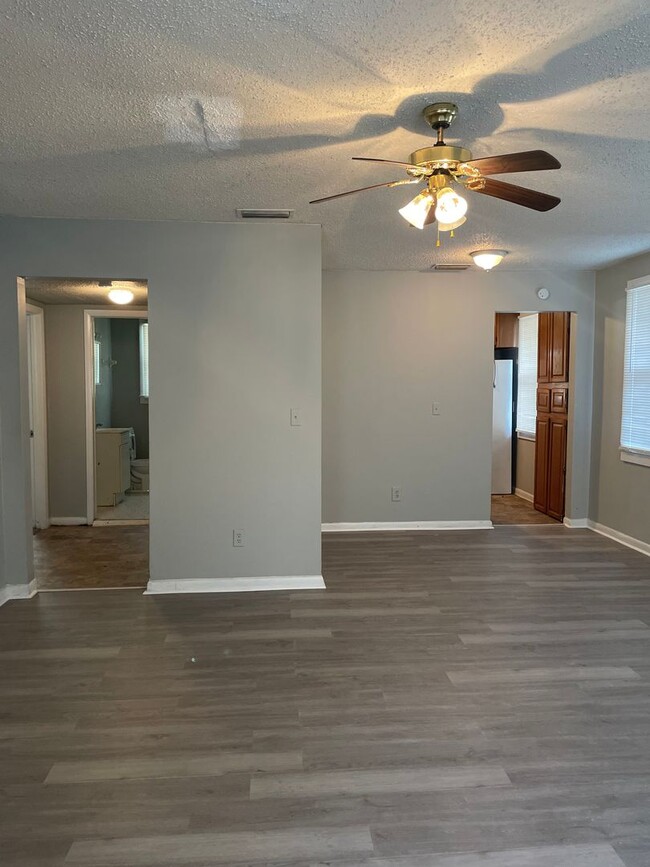 Building Photo - 2/1 in Paxon!