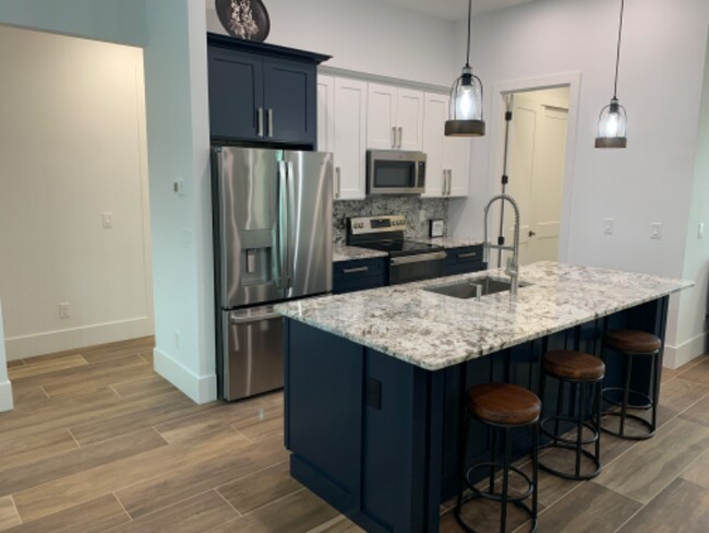 Building Photo - 6249 Roberta Dr