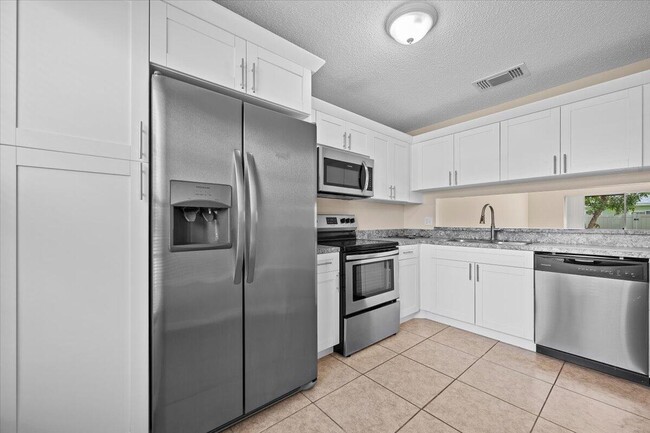 Building Photo - 144 Deerfield Ct