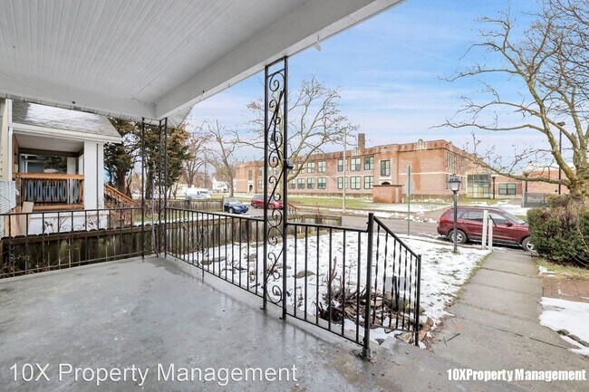 Foto del edificio - 4 br, 1.5 bath House - 563 S Burgess Avenue