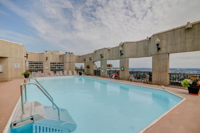 Rooftop swimming pool - 2020 Walnut St