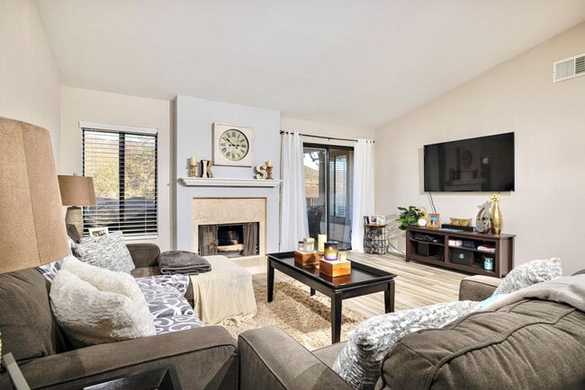 Foto del edificio - Beautifully Updated & Remodeled Upstairs Condo Unit in the Serene Pala Mesa Villas HOA Community,...