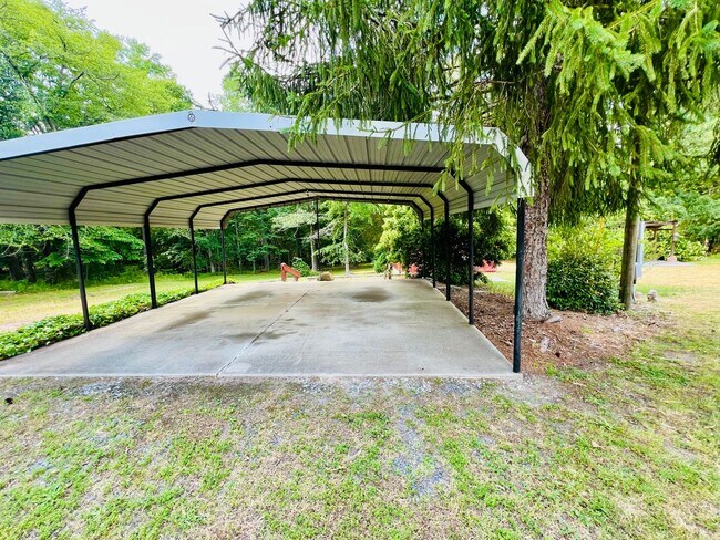 Building Photo - Exclusively Offered by Muse Realty Rentals...