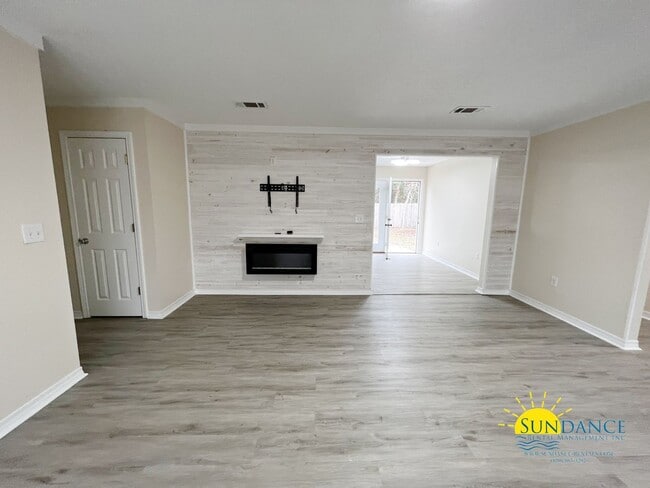 Building Photo - Custom upgrades in this beautiful Crestview home!