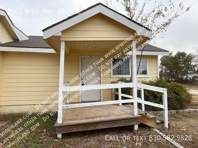 Building Photo - *AVAILABLE NOW* Amazing 1 Bedroom Unit in ...