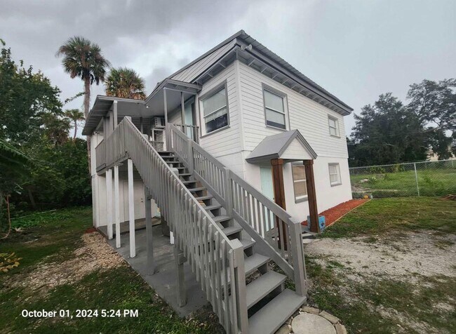 Foto del edificio - 615 Clearlake Rd