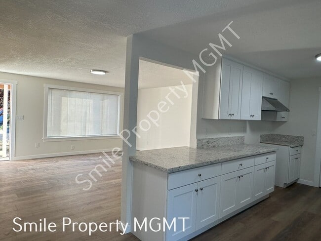 Building Photo - Great Size House