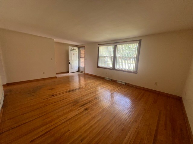 Foto del edificio - 493 Logan Rd
