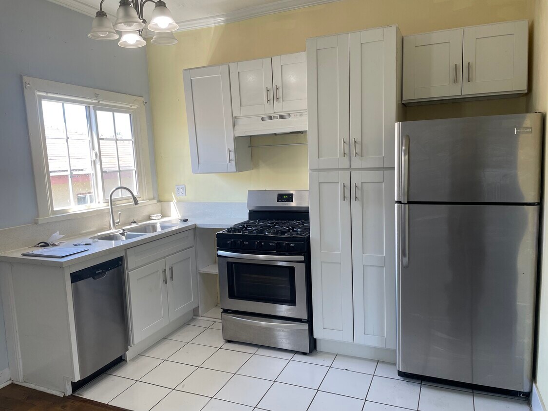 Building Photo - 925 Parkman Ave