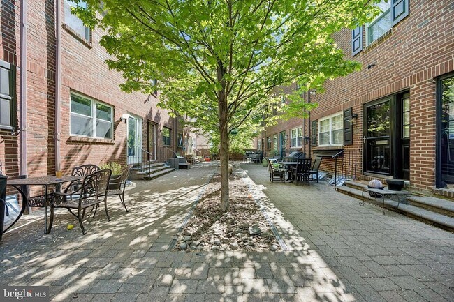 Foto del edificio - 517 S Randolph Ct
