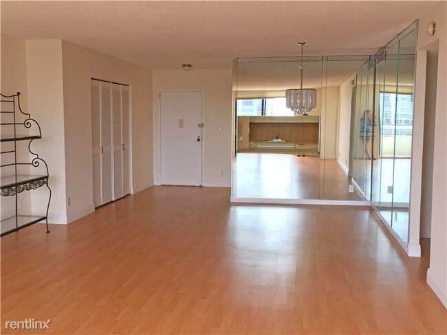 Building Photo - 2500 Parkview Dr