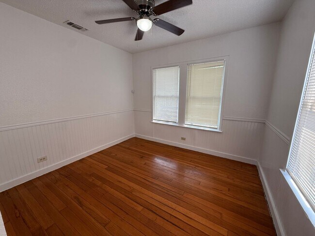 Foto del edificio - Charming 3BR Home w/ Hardwood Floors, Large Kitchen & Private Fenced Yard