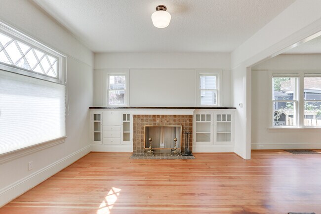 Living Room - 3817 N Borthwick Ave