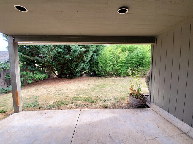 Building Photo - 1716 Hartford Dr