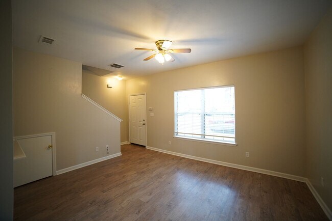 Building Photo - Spacious 3 bed 3 bath condo in Hartsfield ...