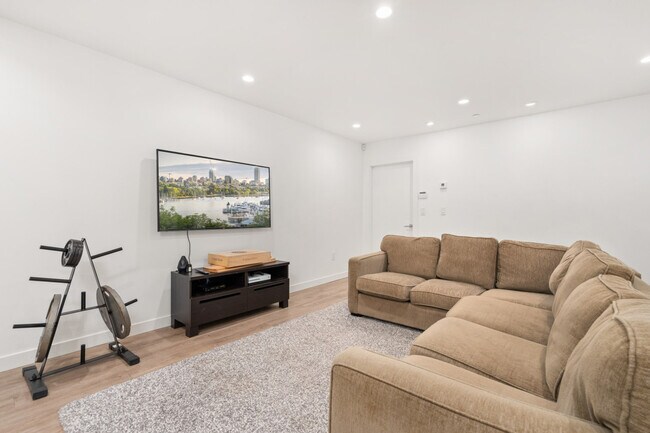 Photo du bâtiment - 641 W 21st Ave