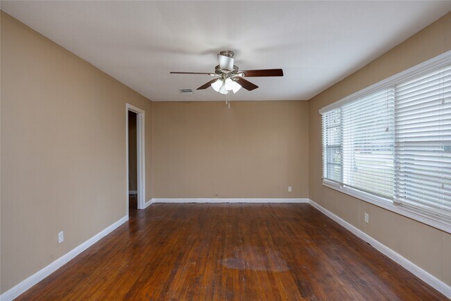 Foto del edificio - 304 Harris Blvd