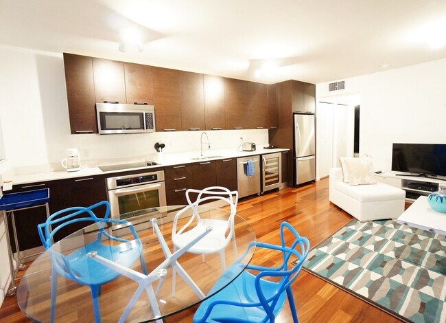 Building Photo - Tastefully furnished 1bed/1bath in the hea...