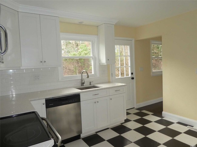 Building Photo - 388 Oyster Bay Road