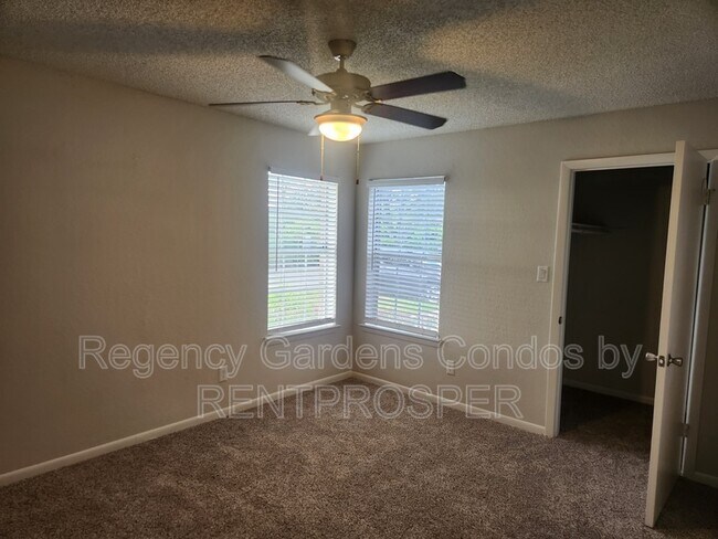 Foto del edificio - 5501 Rosebriar Way