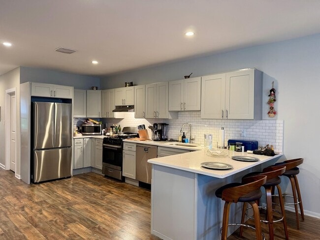 Building Photo - 440 Ave E