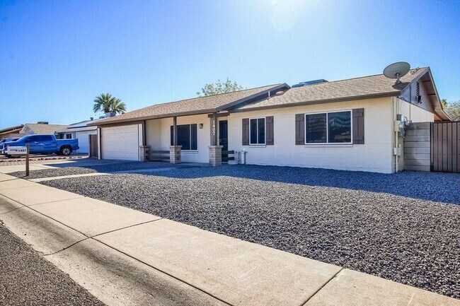Building Photo - 1407 W Taro Ln