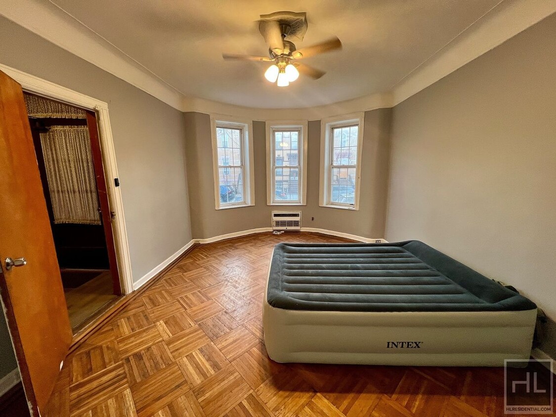 Foto principal - 3BR 1.5BA Dutch Colonial Parlor Level Floo...