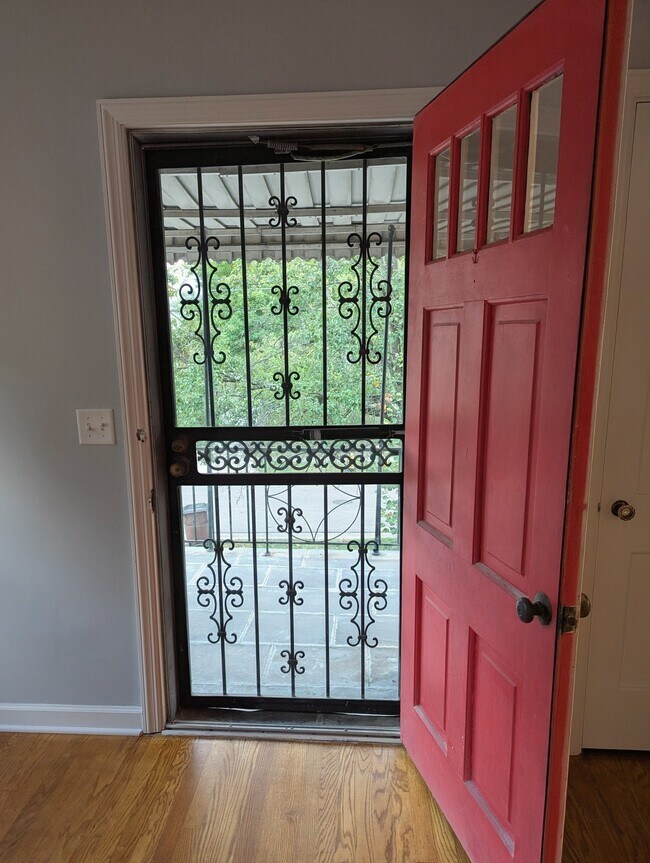 Balcón - 5236 Ralph Ave