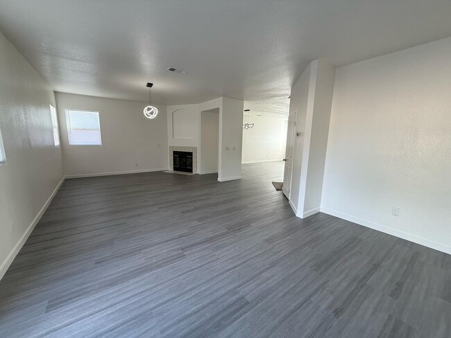 Building Photo - 45120 Palm Ln