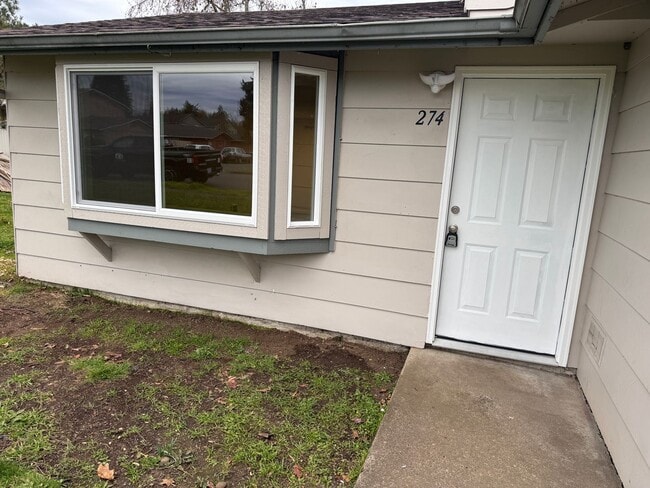 Building Photo - Beautifully updated 2 bedroom 1.5 bath duplex in Springfield!