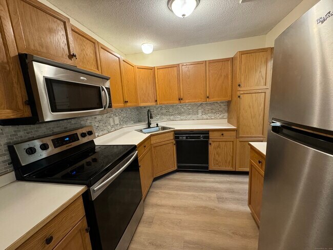 Building Photo - 378 Meridian St Ext