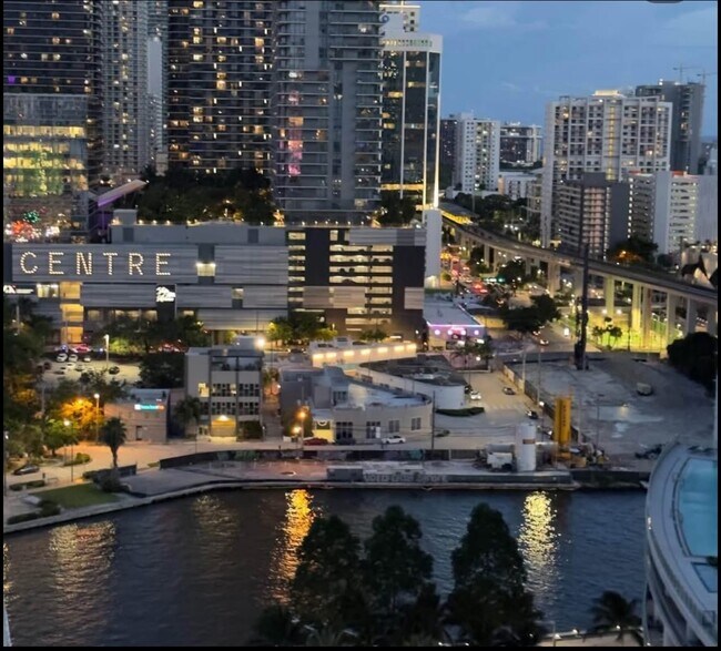 Foto del edificio - 350 S Miami Ave