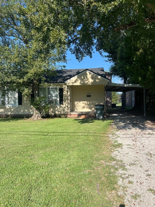 Primary Photo - 1 bedroom 1 bath Duplex for lease
