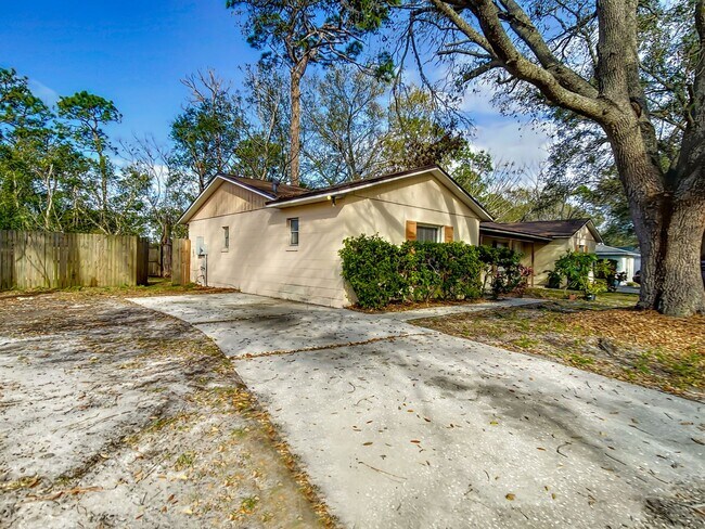 Building Photo - Beautiful 2 bed /1.5 bath home FOR RENT in...