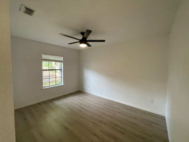 Foto del edificio - 2201 Pin Oak Rd