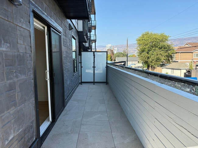 Building Photo - 1036 Coronation Ave