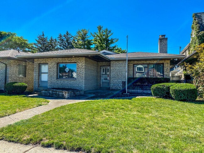 Building Photo - Remodeled Westgate Home with Attached Prof...