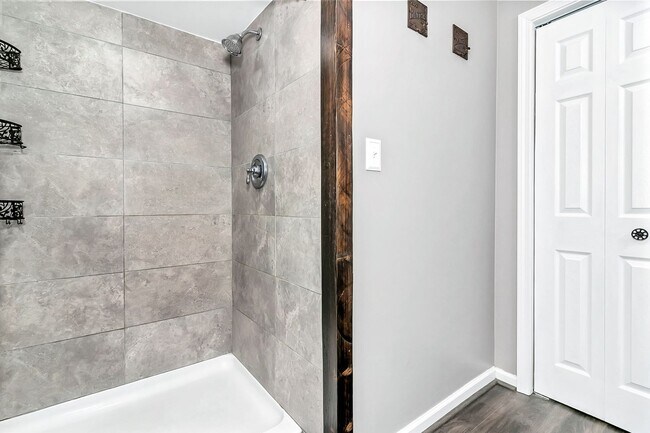 Building Photo - Very Private 3-Bedroom Home with Huge Yard...