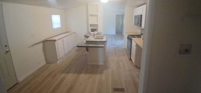 Building Photo - Cute 2 Bedroom Mobile Available Now!!