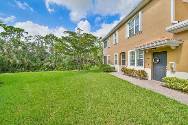 Building Photo - AVAILABLE June 2025 - HUGE Townhome with D...