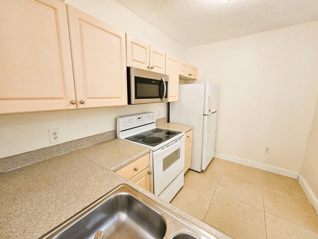 Building Photo - 1055 Golden Lakes Blvd