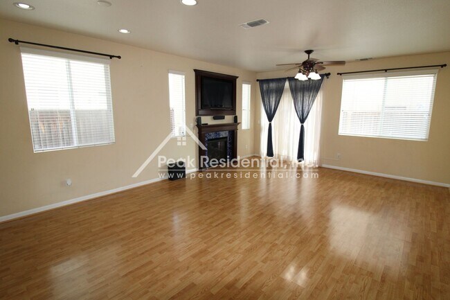 Building Photo - Wonderful 4 bedroom 2.5 bathroom home