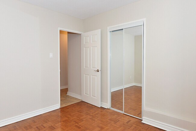 Building Photo - 407-230 Oak St