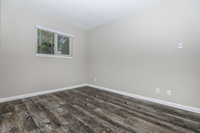 HARDWOOD FLOORS IN STUDIO - Ladera Woods