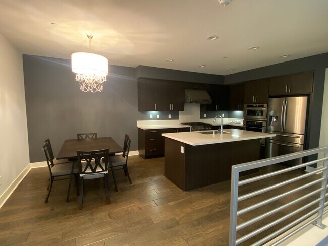 Building Photo - Beautiful Townhouse 3 Bedroom + 3 Bathroom