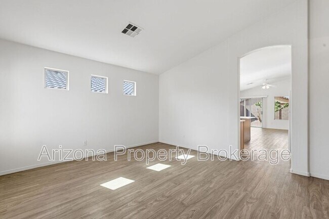 Foto del edificio - 14823 W Redfield Rd
