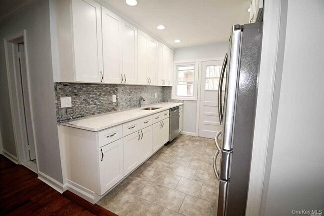 Building Photo - 241 Woodbury Rd